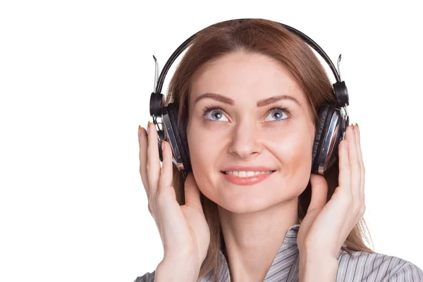 Gelukkig jongedame, luisteren naar muziek via hoofdtelefoon — Stockfoto
