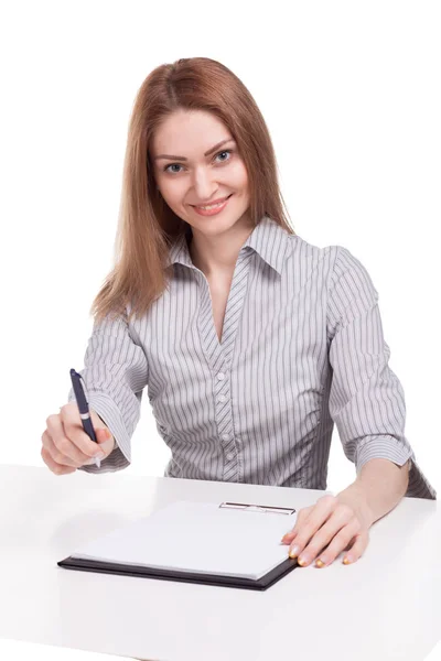 Mulher sorridente com clipboard oferta para assinar contrato de trabalho — Fotografia de Stock