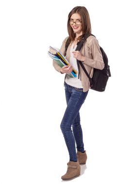 Dizüstü bilgisayarlar ve sırt çantası ile genç mutlu öğrenci