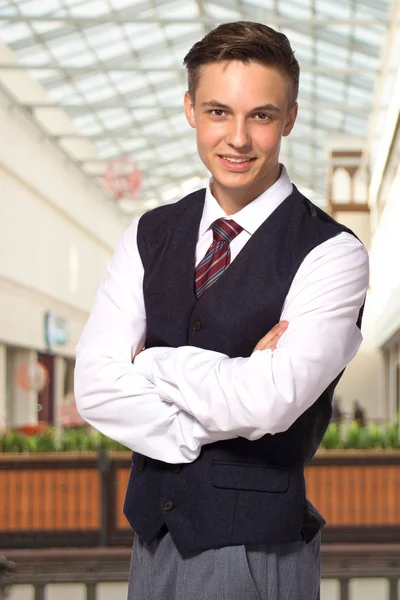 Gülümseyen iş adamı bir galeride bir yeleği