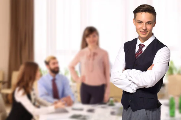 Ofiste arka planda meslektaşları olan bir iş adamı