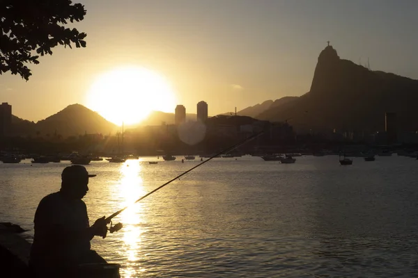 Silueta Del Pescador Que Pesca Fondo Del Atardecer — Foto de Stock