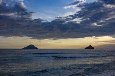 Gün batımında bir adası olan güzel Brezilya plajları