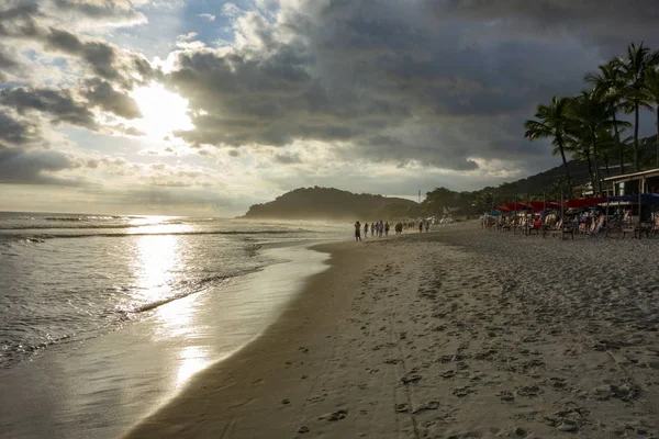 Gente en la playa al atardecer —  Fotos de Stock