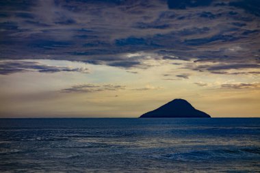 Gün batımında bir adası olan güzel Brezilya plajları