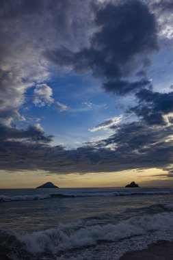 Gün batımında bir adası olan güzel Brezilya sahilleri senaryosu.