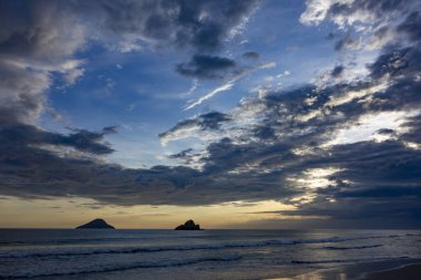 Gün batımında bir adası olan güzel Brezilya sahilleri senaryosu.