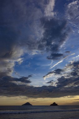 Gün batımında bir adası olan güzel Brezilya sahilleri senaryosu.