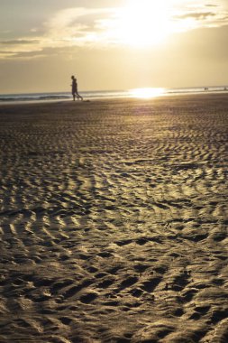Kumsal kapanış senaryosu gün batımında.