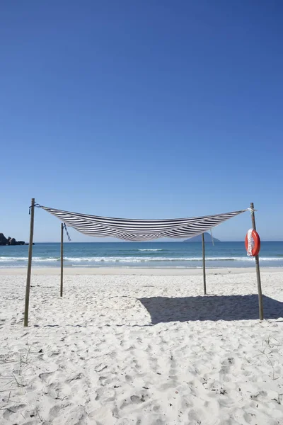 Gün batımında kumsal çadırları ve deniz..