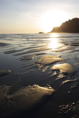 Kumsaldaki kum birikintileri gün batımında kapanır..