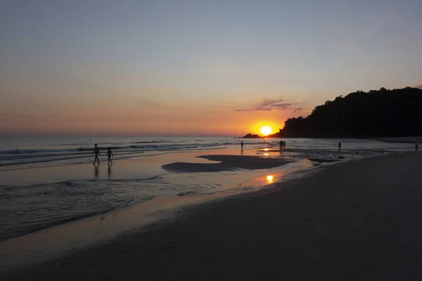 Menschen Aktivitäten Strand Bei Sonnenuntergang — Stockfoto