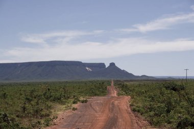 Tocantins 'deki Jalapo çölünde Brezilya kırsal yolu.