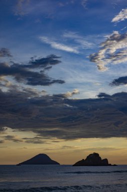 Gün batımında bir adası olan güzel Brezilya sahilleri senaryosu