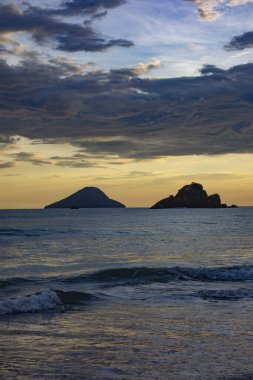 Gün batımında bir adası olan güzel Brezilya sahilleri senaryosu
