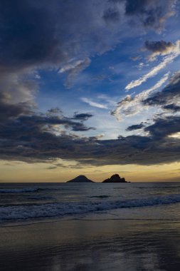 Gün batımında bir adası olan güzel Brezilya sahilleri senaryosu