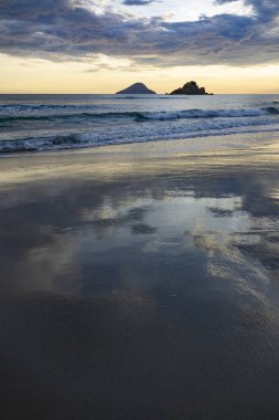 Gün batımında bir adası olan güzel Brezilya sahilleri senaryosu