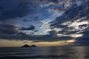 Gün batımında bir adası olan güzel Brezilya sahilleri senaryosu