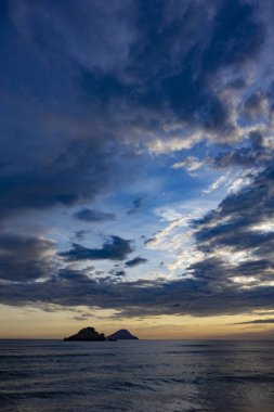 Gün batımında bir adası olan güzel Brezilya sahilleri senaryosu