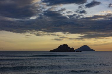 Gün batımında bir adası olan güzel Brezilya sahilleri senaryosu