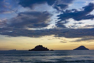 Gün batımında bir adası olan güzel Brezilya sahilleri senaryosu