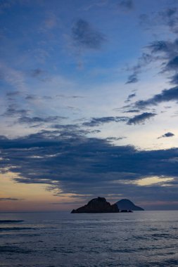 Gün batımında bir adası olan güzel Brezilya sahilleri senaryosu