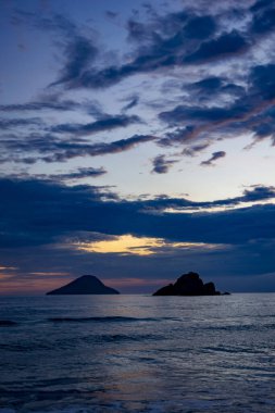 Gün batımında bir adası olan güzel Brezilya sahilleri senaryosu