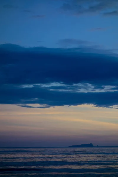 Gün batımında bir adası olan güzel Brezilya sahilleri senaryosu