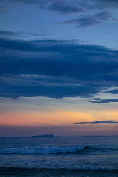 Bellissimo scenario spiagge brasiliane con un'isola al tramonto Foto Stock Royalty Free