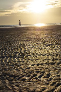 Kumsal kapanış senaryosu gün batımında