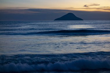 Gün batımında bir adası olan güzel Brezilya sahilleri senaryosu
