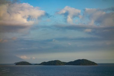 Gün batımında Juquehy sahilindeki adalar senaryosu
