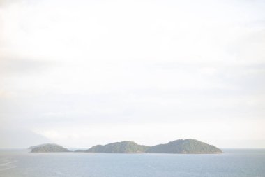 Gün batımında Juquehy sahilindeki adalar senaryosu