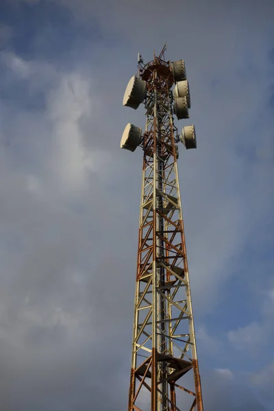 Távközlési Antenna Torony Felhős Háttér — Stock Fotó