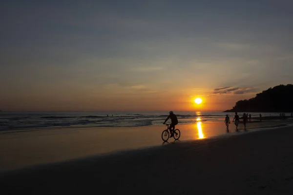 日没時のビーチでの人々の活動 — ストック写真