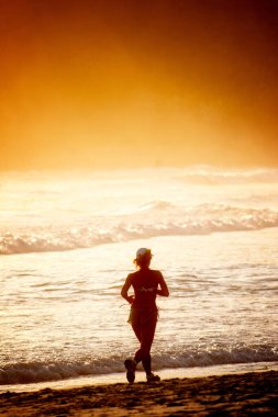 Gün batımında plajda insan aktiviteleri