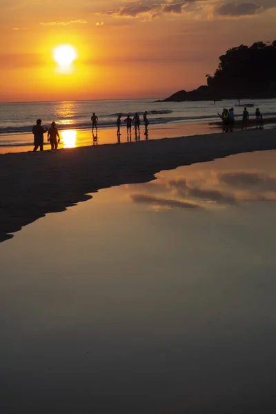 Activités humaines à la plage au coucher du soleil — Photo