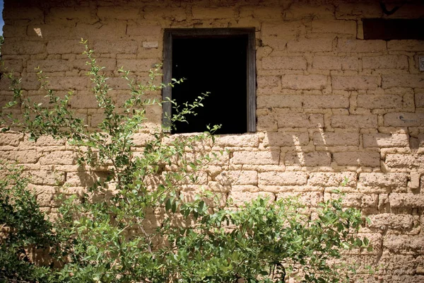 Ventana rural en un muro de adobe — Foto de Stock
