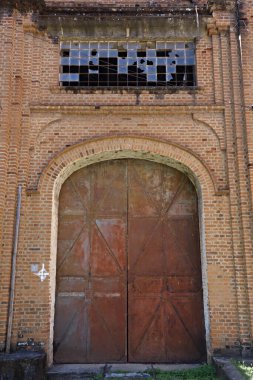 Kırmızı ahşap kapılı eski tuğla duvar