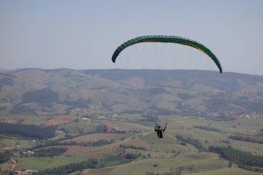 Pico da Cascavel, Socorro, Brezilya 'da paraglider uçuşu