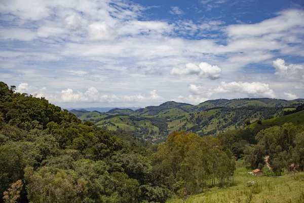 Πανοραμικά δασικά τοπία στο Gonçalves, Minas Gerais — Φωτογραφία Αρχείου