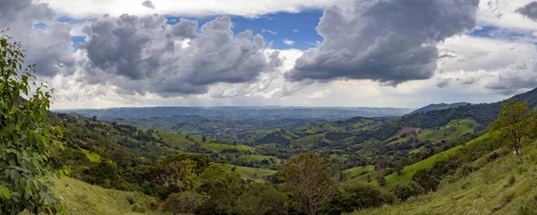 Paesaggio della foresta tropicale a Gonascar alves, Minas Gerais — Foto Stock