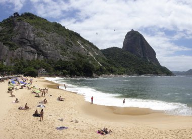 Red Beach 'teki insanlar, arkadaki Sugar Somunu.