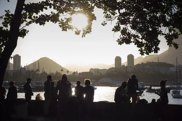 Happy hour tra amici a mureta da Urca, Rio de Janeiro — Foto Stock