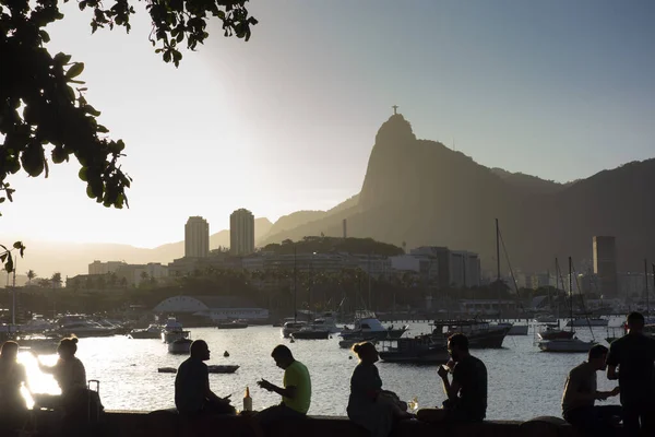 Arkadaşlar, Mureta da Urca, Rio de Janeiro 'da indirim saati. — Stok fotoğraf