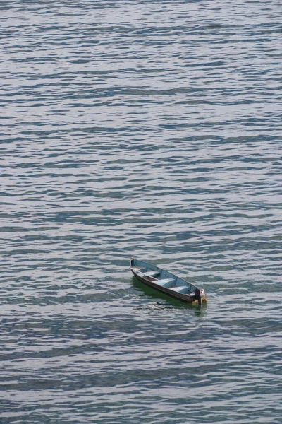 Маленький Самотній Човен Плаває Блакитному Морі — стокове фото
