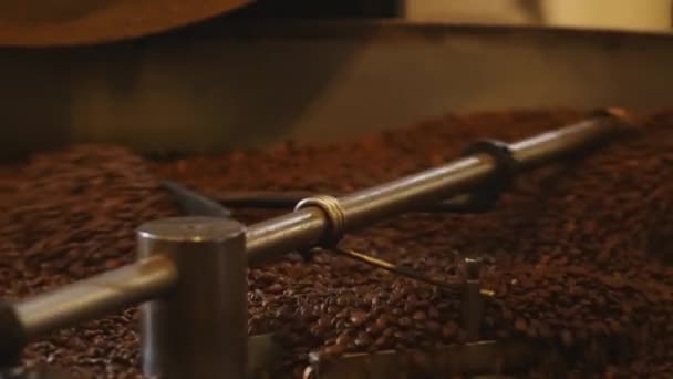 Close Factory Koffie Roosteren Machine Werking Roosteren Koffie Transformeert Chemische — Stockvideo