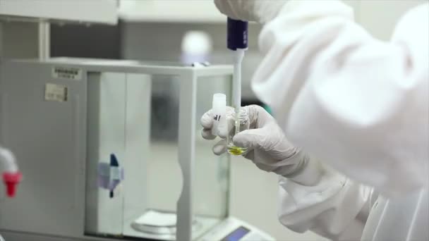 Medical Laboratory Technician Using Autoclavable Pipette Transfer Liquid Hands Close — Stock Video