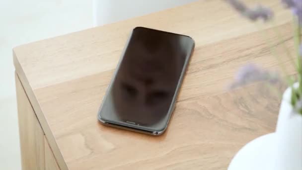 Hand Ein Smartphone Vom Holztisch Nehmen Nahaufnahme — Stockvideo