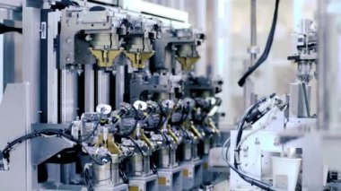 Üretim Hattı Assembling Product 'ta otomatik otomatik fabrika robotik kolu, otomatik endüstriyel mekanik robot el otomasyonu